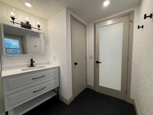 1028 Ne 36th St - Photo 5 of 11