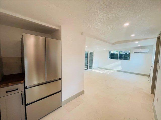 1028 Ne 36th St - Photo 6 of 11