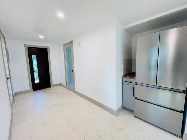 1028 Ne 36th St - Photo 7 of 11