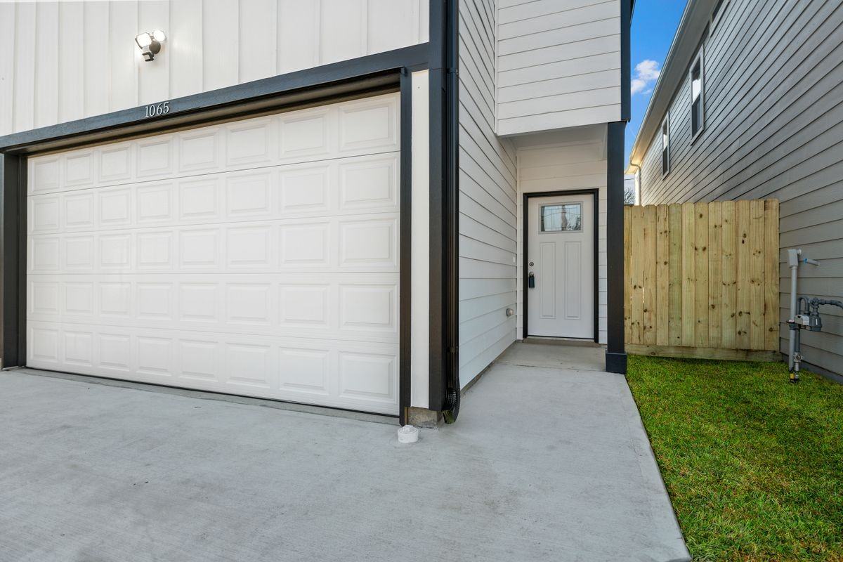 1065 Saint Clair St - Photo 2 of 36