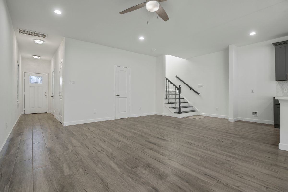 1065 Saint Clair St - Photo 6 of 36