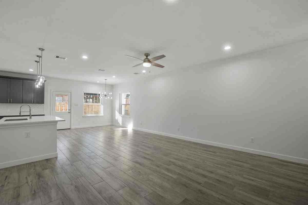 1065 Saint Clair St - Photo 7 of 36