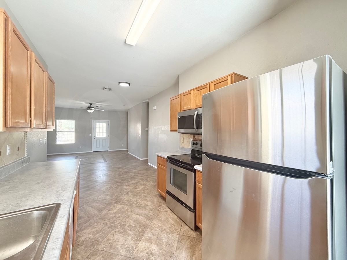 6538 W Elwood St - Photo 4 of 19
