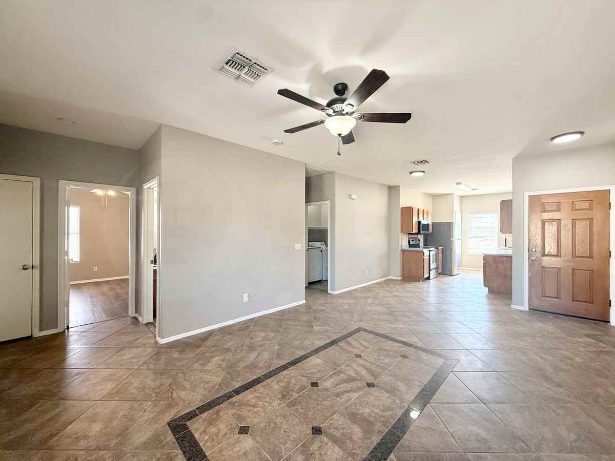 6538 W Elwood St - Photo 5 of 19