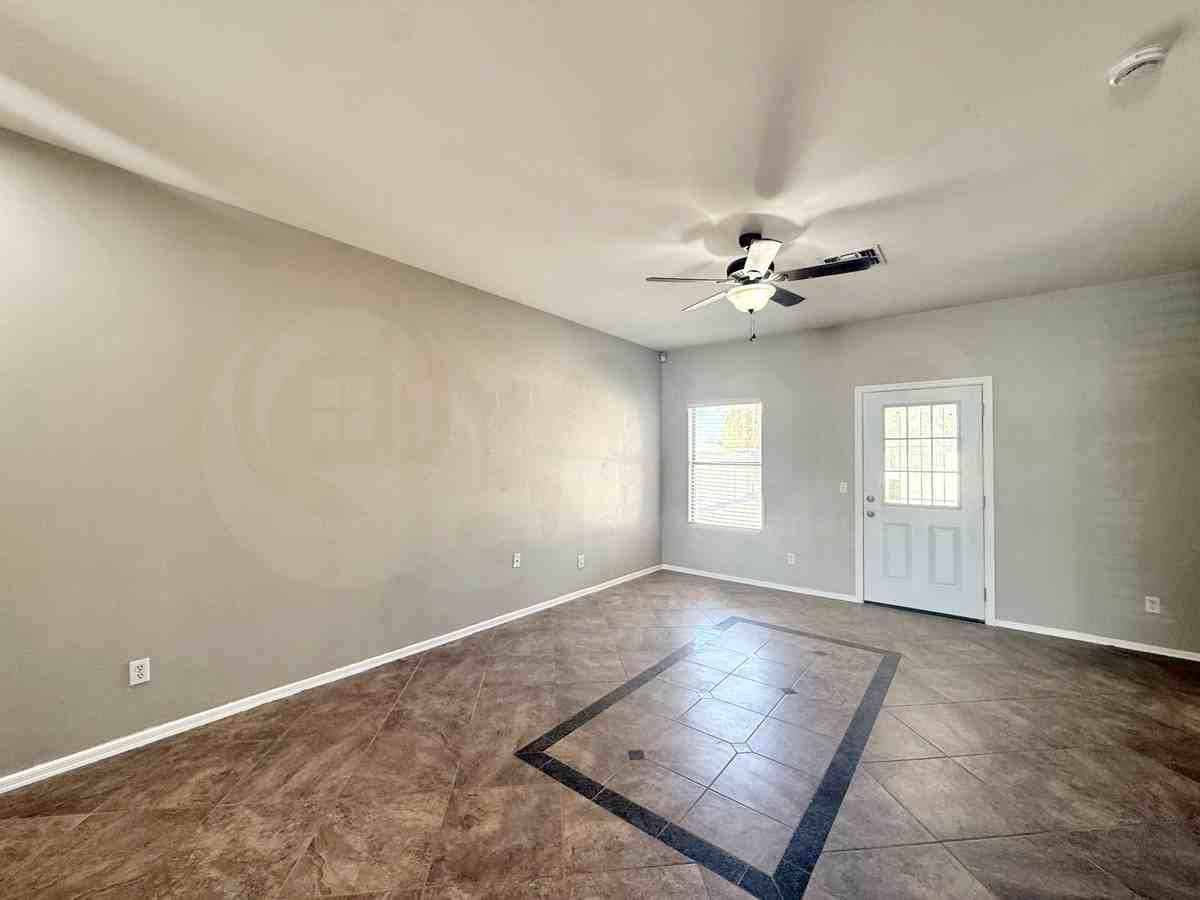 6538 W Elwood St - Photo 6 of 19