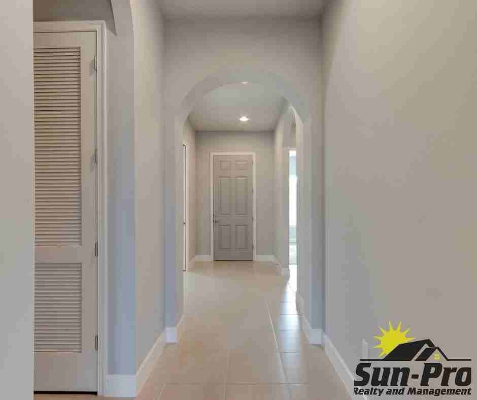 6236 W Fallsgrove Ln - Photo 4 of 30