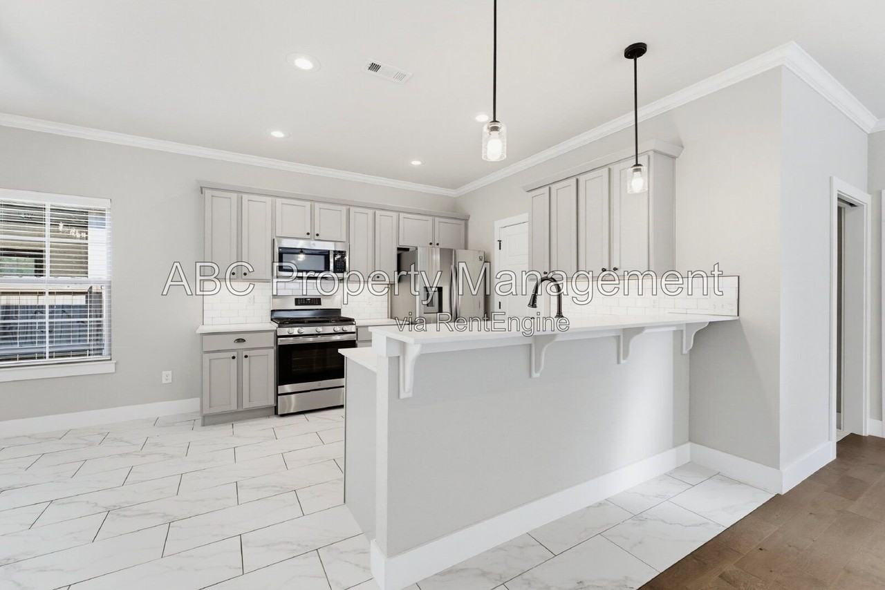 1316 Park St - Photo 6 of 31
