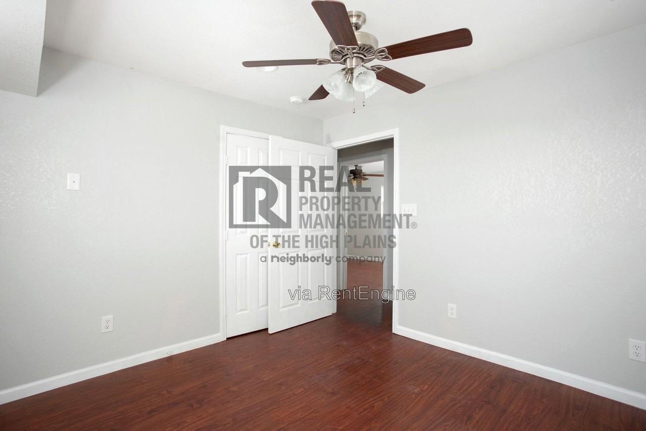 2405 N Hughes St - Photo 3 of 24