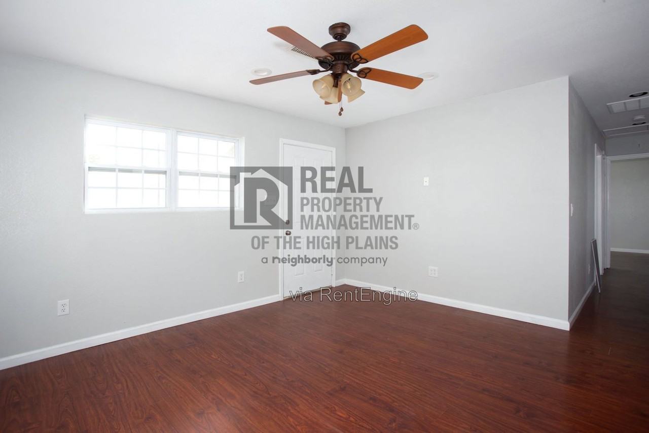 2405 N Hughes St - Photo 4 of 24
