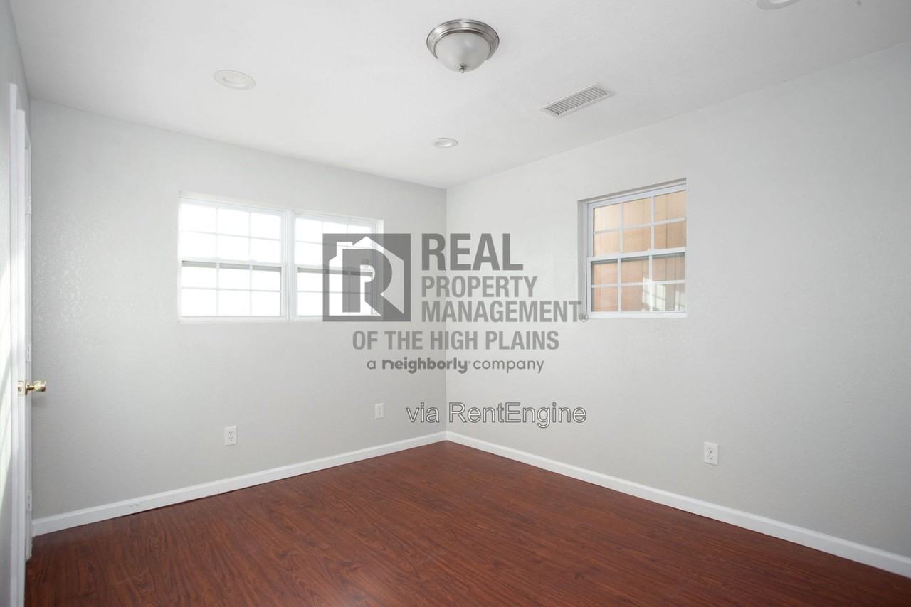2405 N Hughes St - Photo 5 of 24