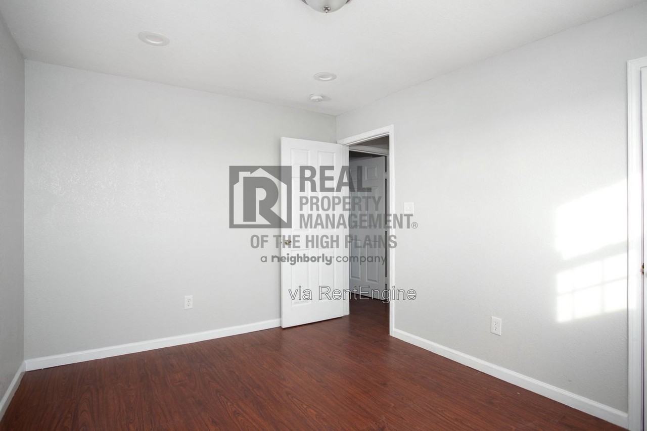 2405 N Hughes St - Photo 6 of 24
