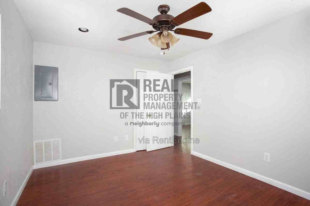 2405 N Hughes St - Photo 7 of 24