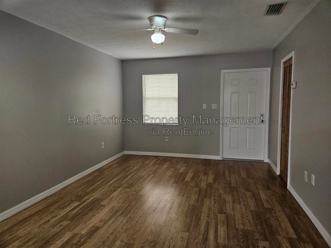 1014 Se 9th Ct #D - Photo 5 of 6