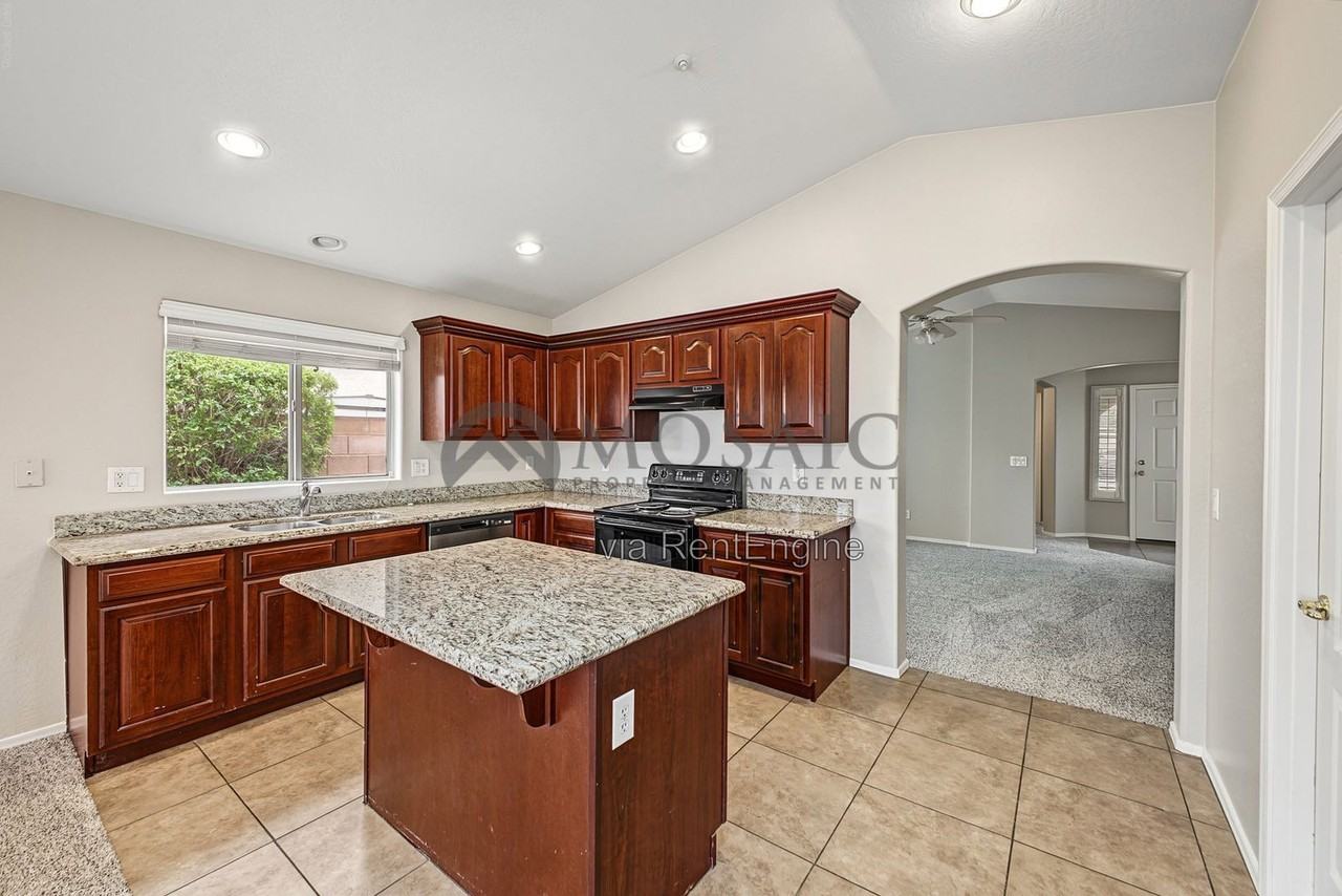 12778 W Pasaro Dr - Photo 7 of 27
