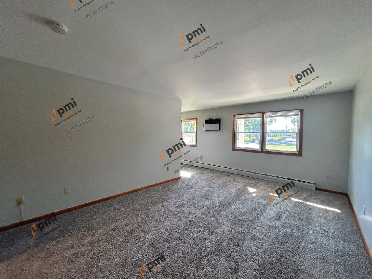 2591 Parkview St #2 - Photo 3 of 10