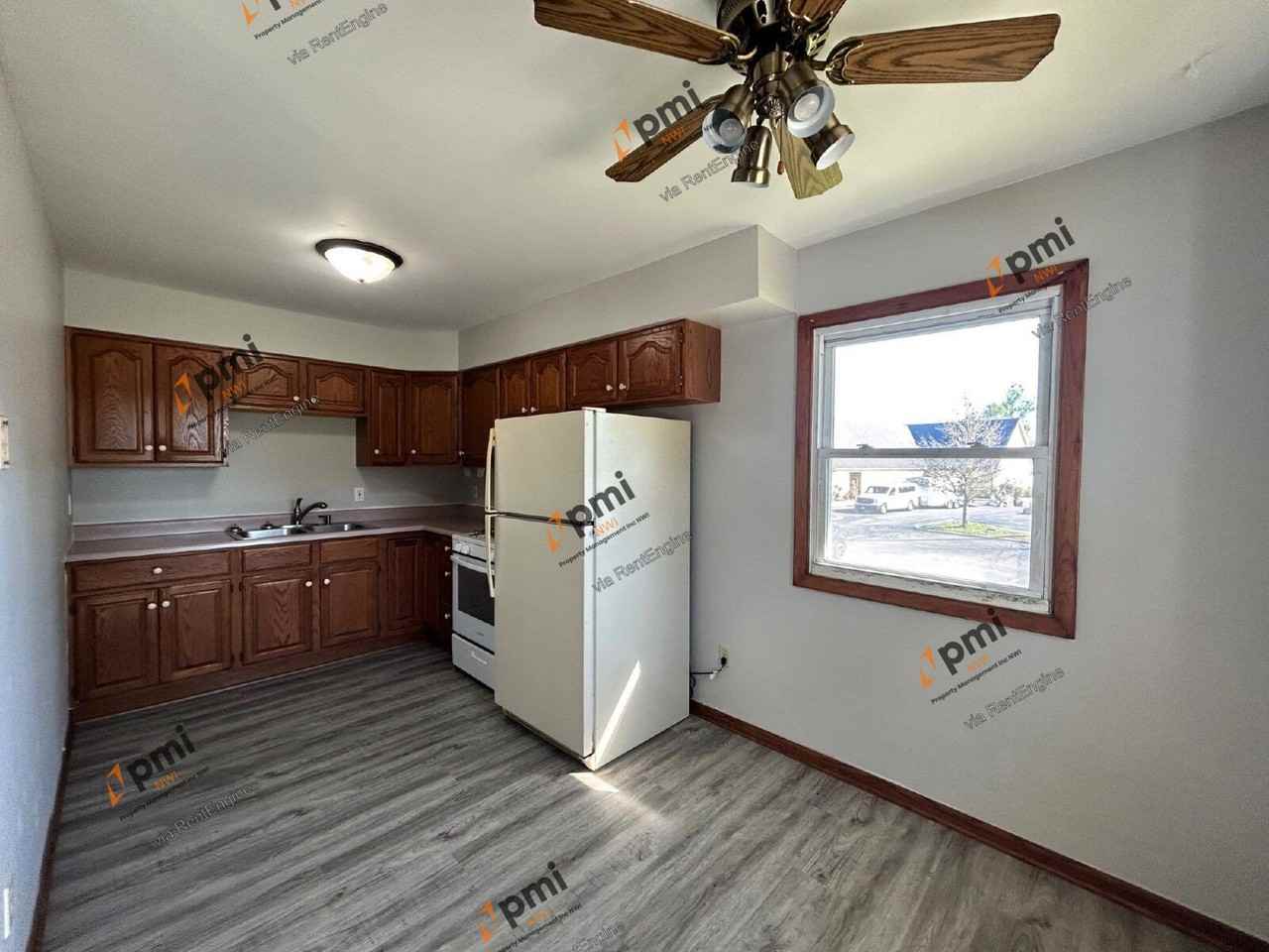 2591 Parkview St #2 - Photo 4 of 10