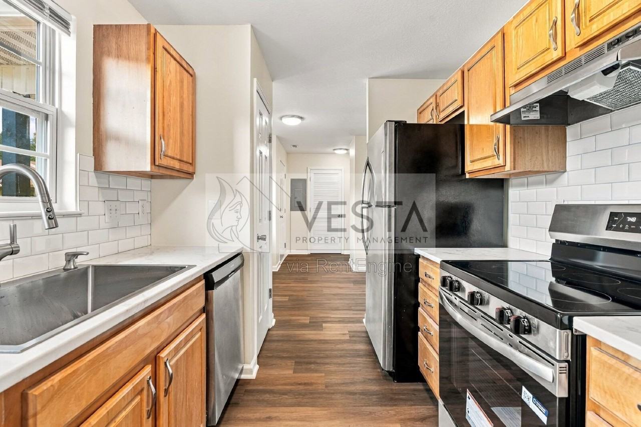 605 Carlyle Way - Photo 4 of 25