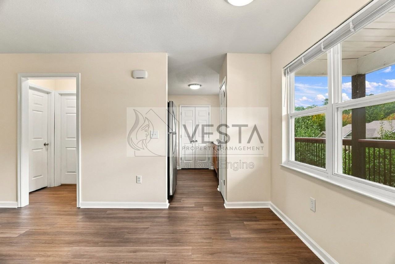 605 Carlyle Way - Photo 5 of 25