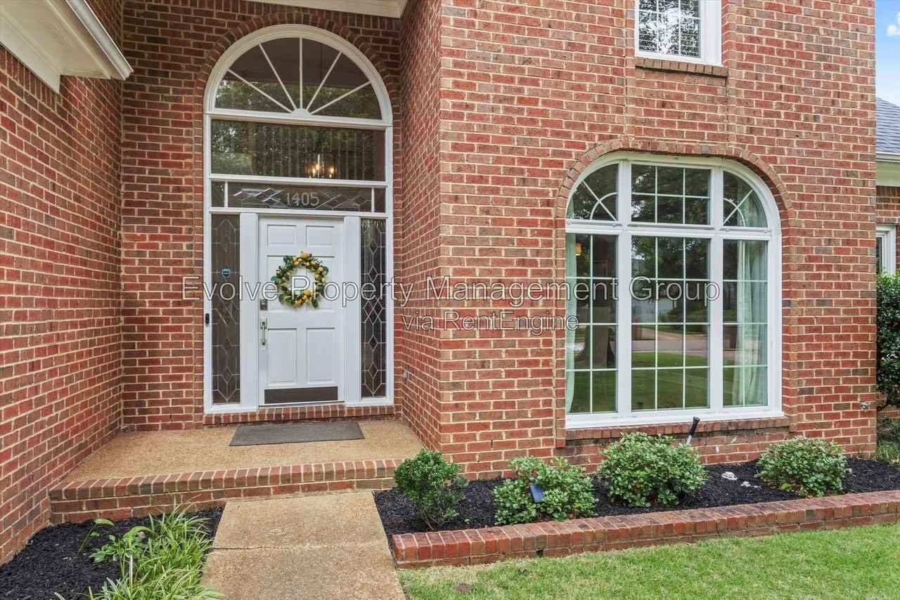 1405 Asbury Dr - Photo 4 of 50