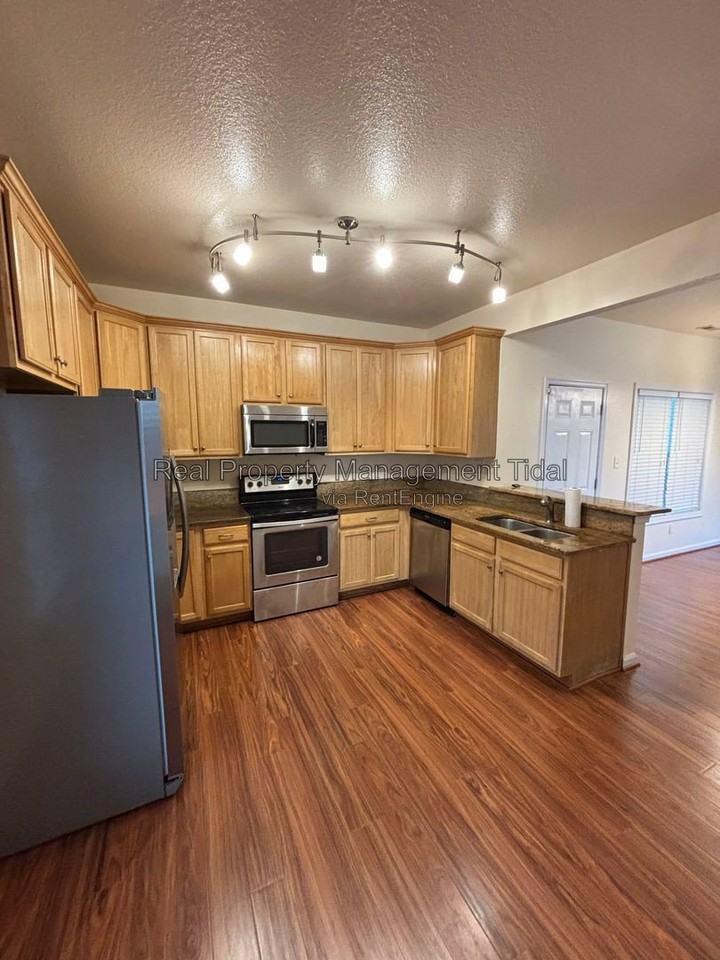 1464 Oliver Ave - Photo 6 of 24