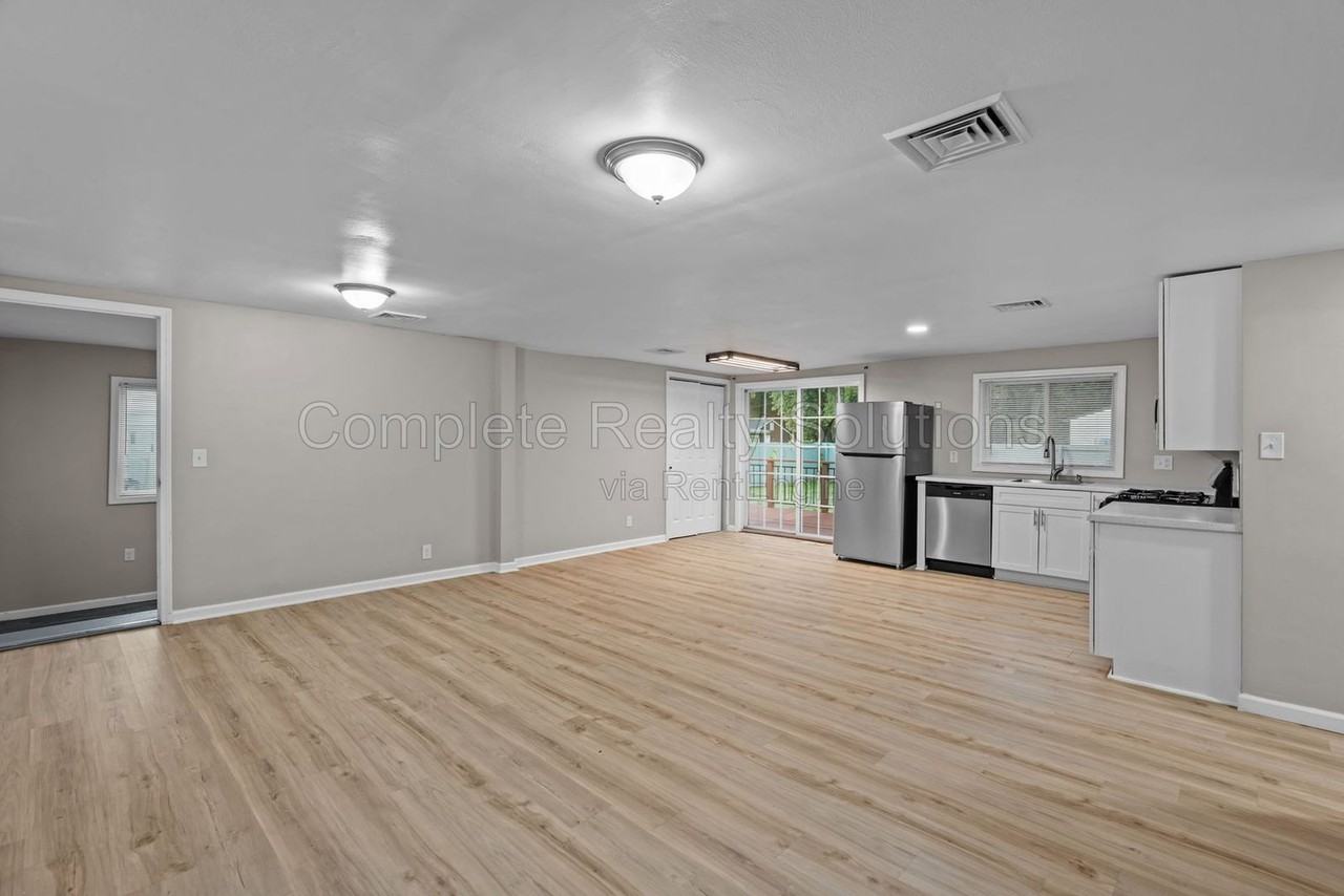 2275 Maxville Ln - Photo 3 of 37