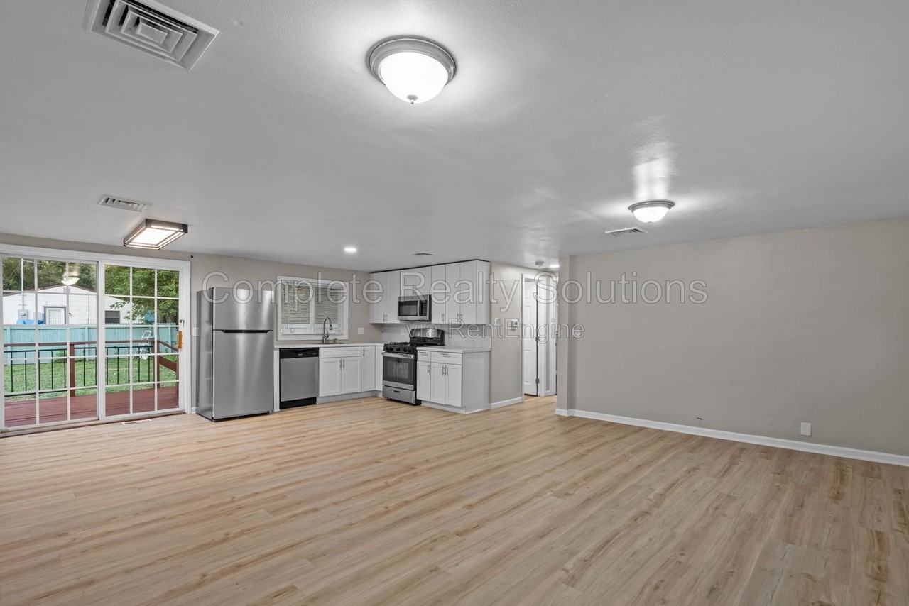 2275 Maxville Ln - Photo 4 of 37