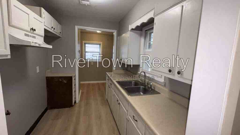 940 Stratford Rd - Photo 5 of 20