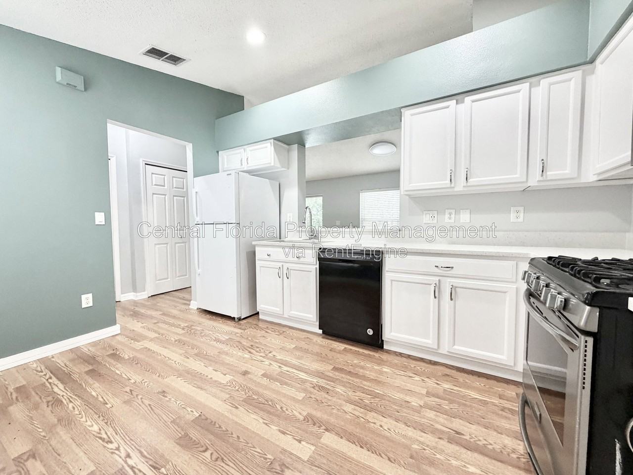 12249 Woodglen Cir - Photo 2 of 20