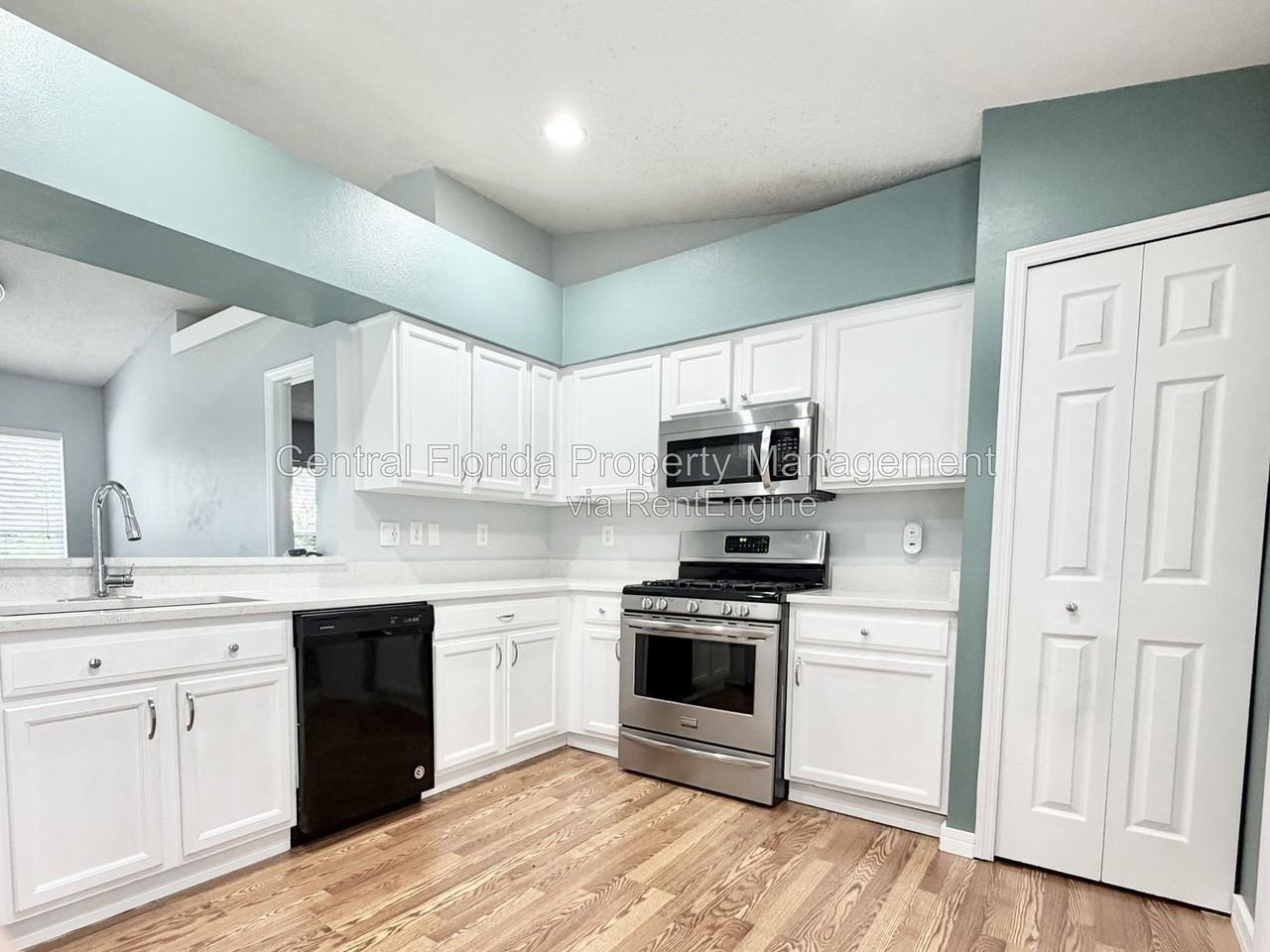 12249 Woodglen Cir - Photo 3 of 20