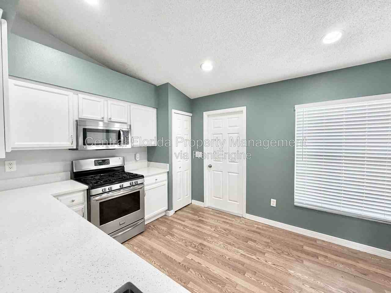 12249 Woodglen Cir - Photo 4 of 20