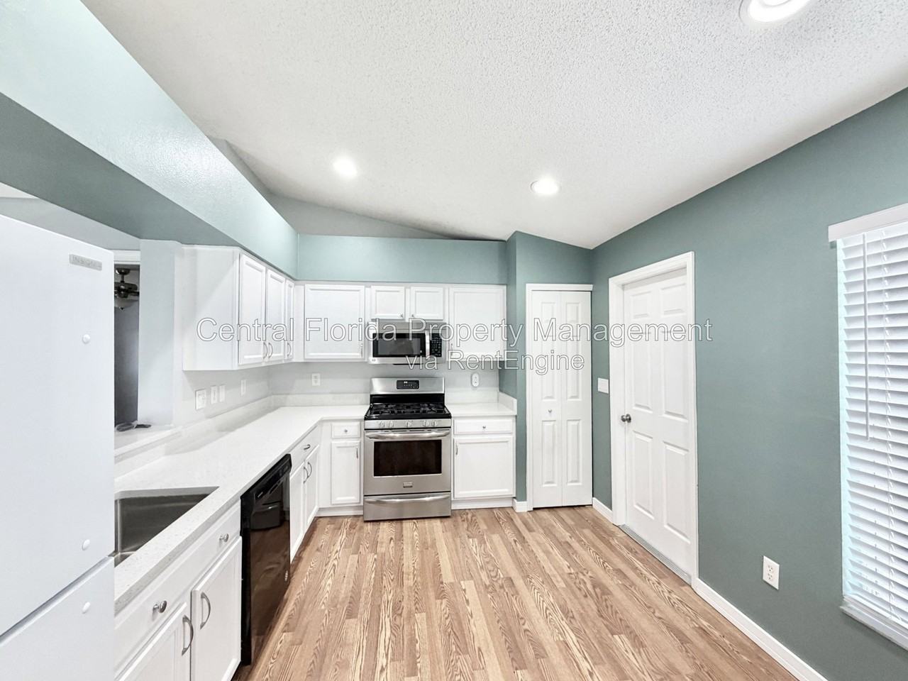 12249 Woodglen Cir - Photo 5 of 20