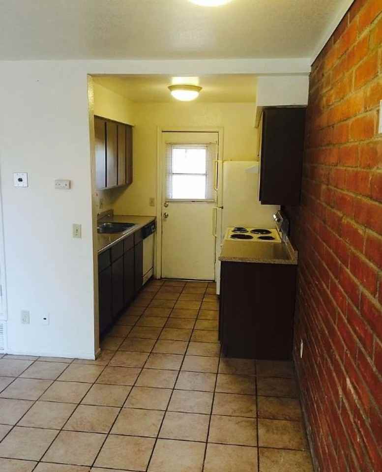 3239 E Water St - Photo 4 of 11