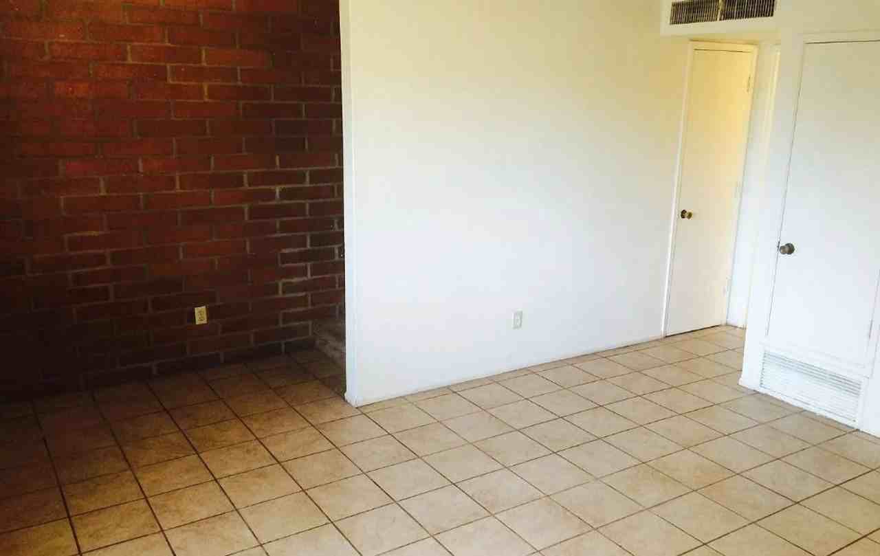 3239 E Water St - Photo 5 of 11