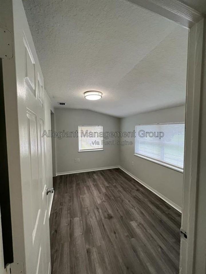 228 N Beaumont Ave #5 - Photo 2 of 11