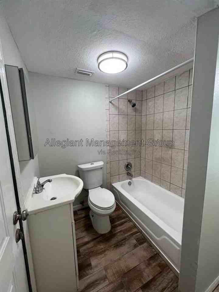 228 N Beaumont Ave #5 - Photo 5 of 11