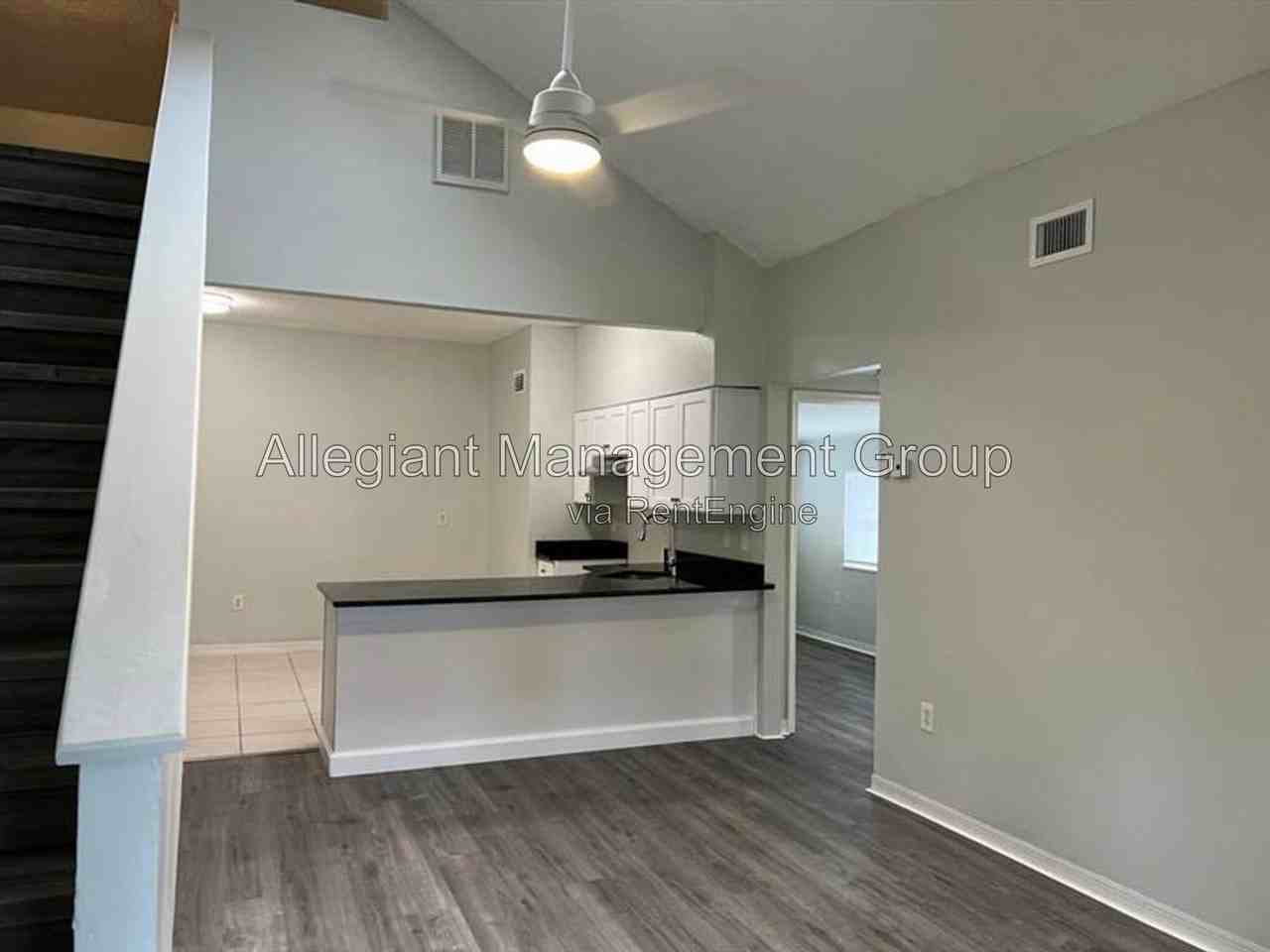228 N Beaumont Ave #5 - Photo 6 of 11