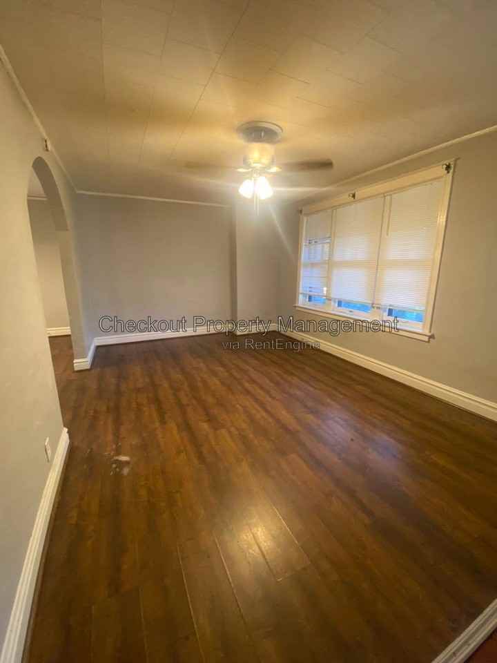 5049 Lindenwood Ave - Photo 2 of 10