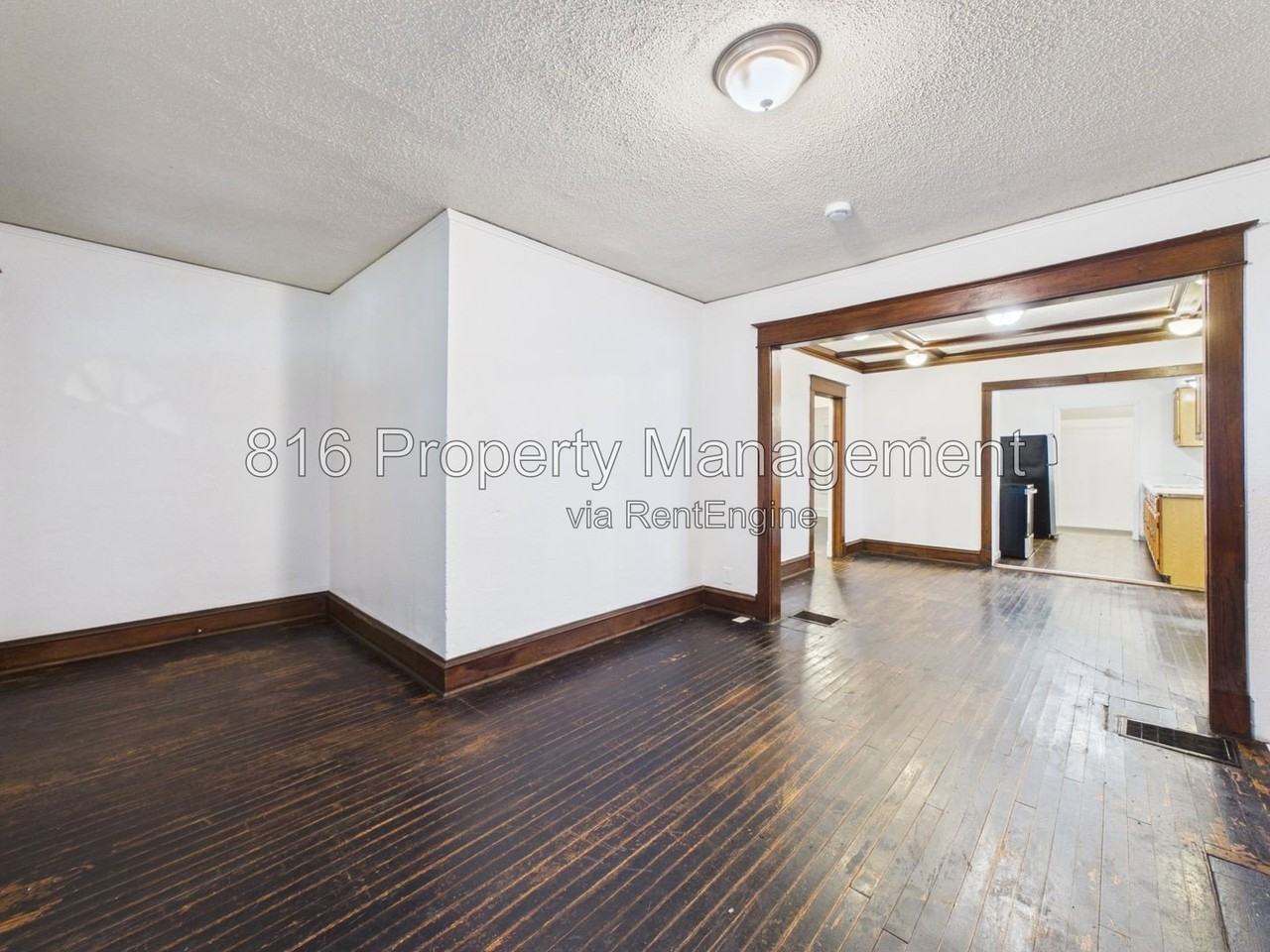 5527 Brooklyn Ave - Photo 4 of 16