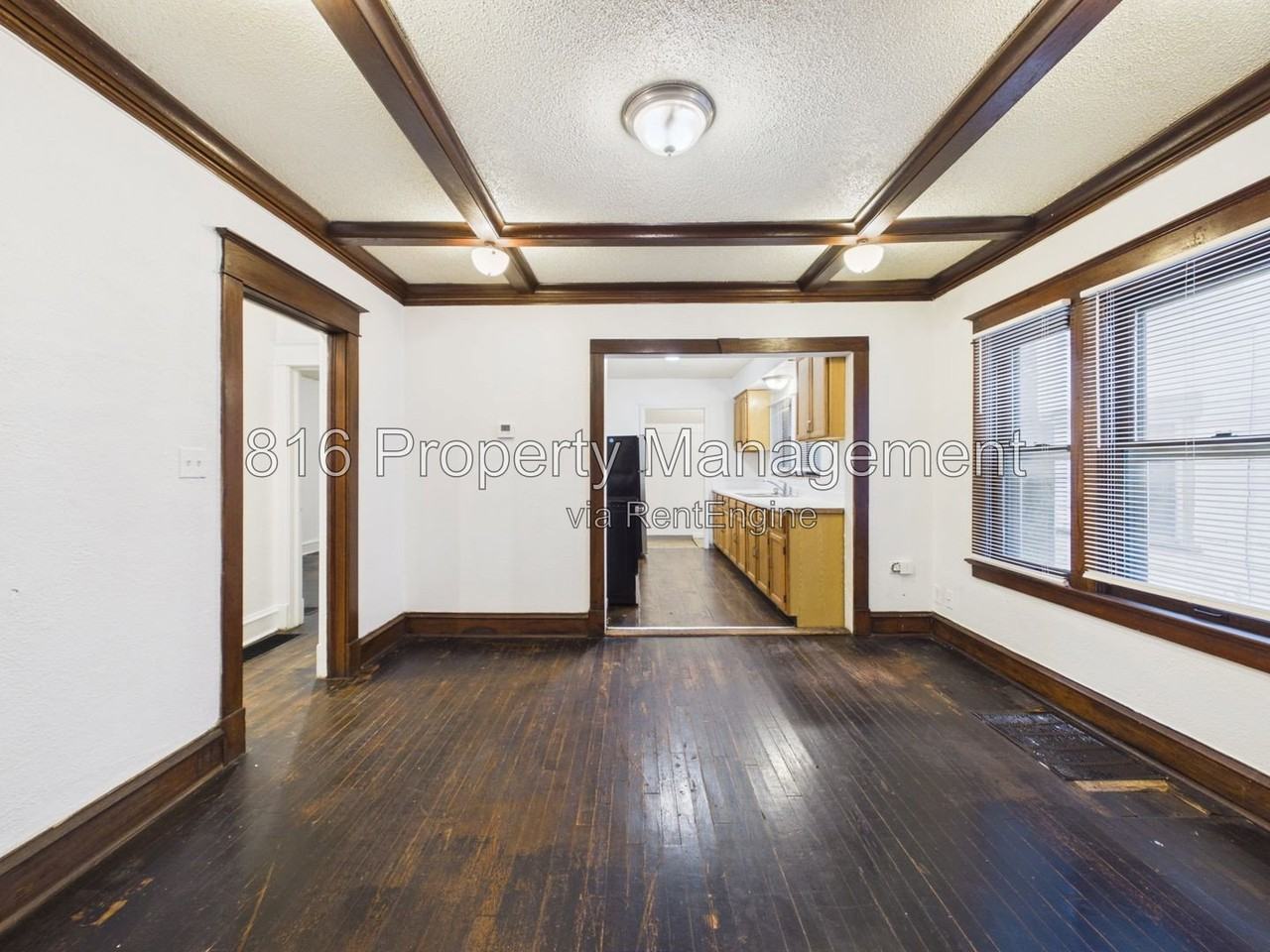 5527 Brooklyn Ave - Photo 5 of 16