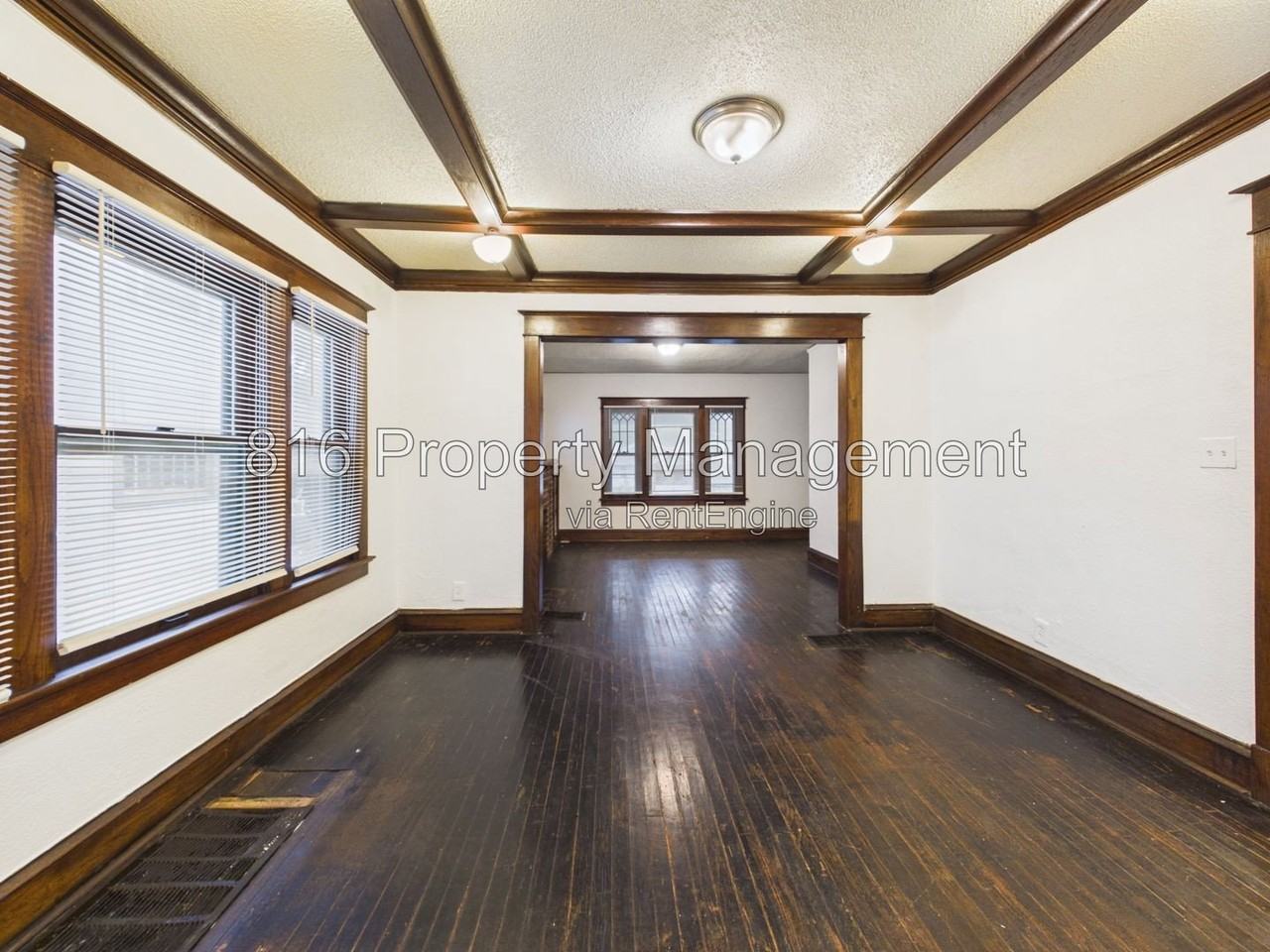 5527 Brooklyn Ave - Photo 6 of 16