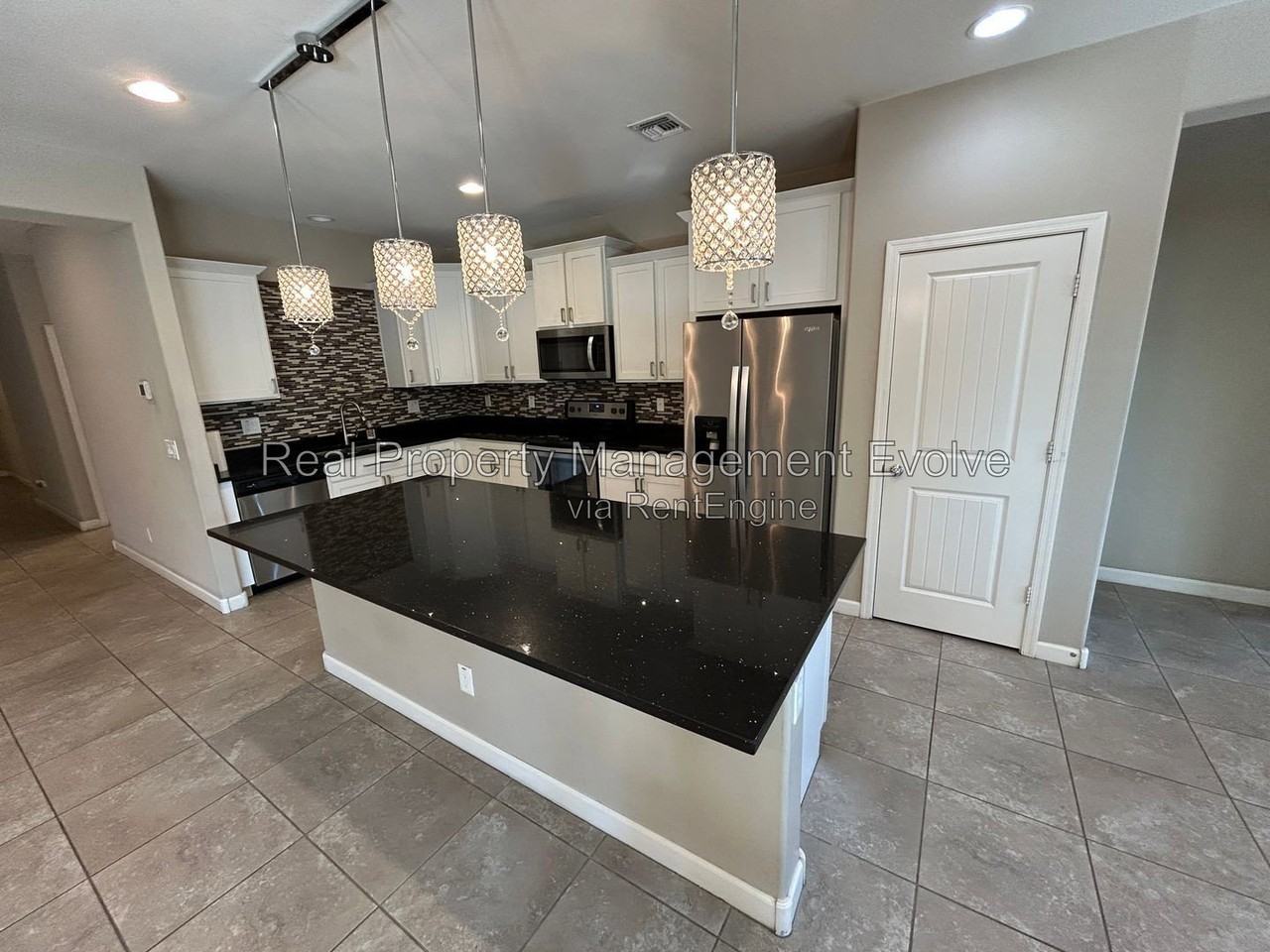 10251 W Lawrence Ln - Photo 4 of 27