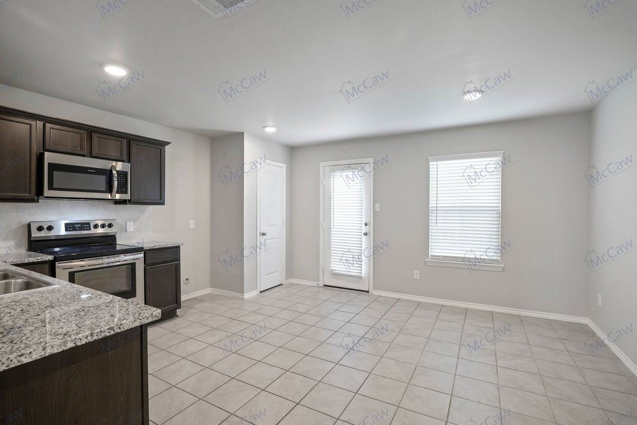903 Meadow Wood Ln - Photo 5 of 17