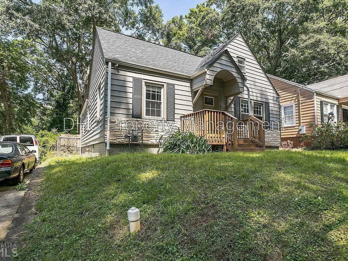 1739 Beecher St Sw - Photo 2 of 26