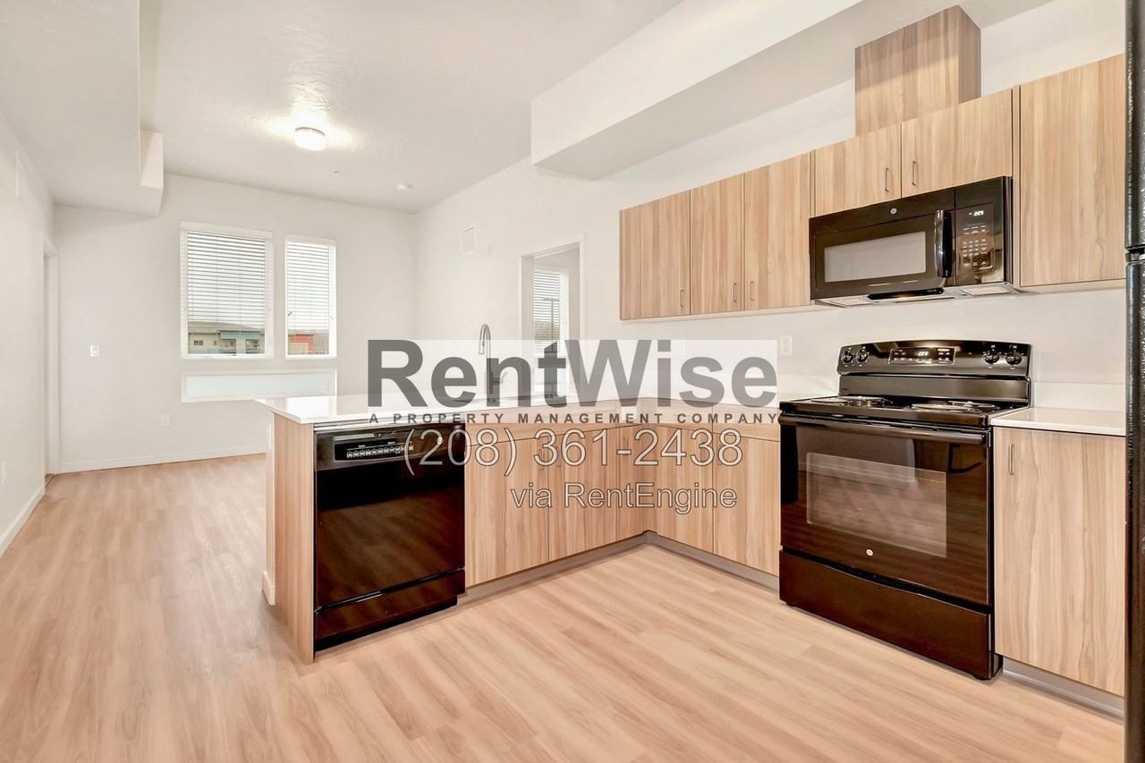 385 E 42nd St #312 - Photo 4 of 22