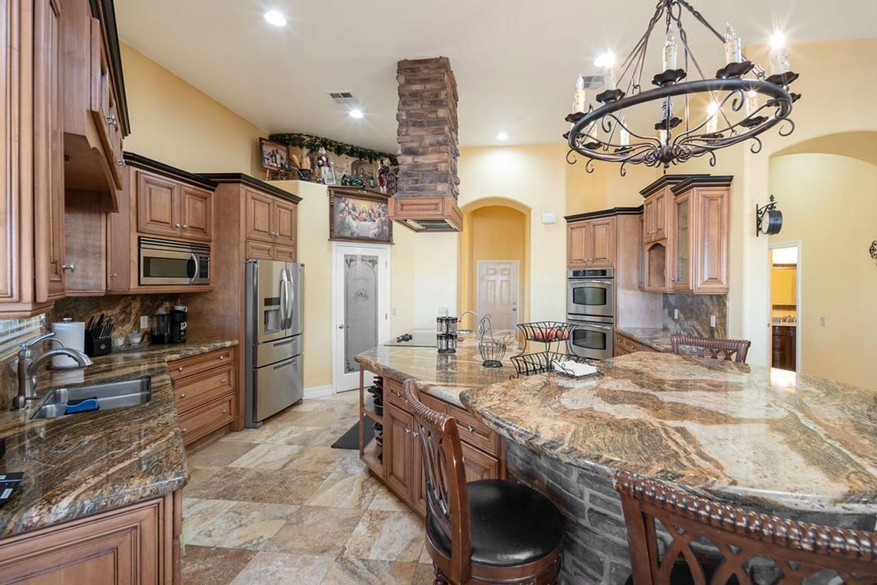 10205 N 176th Ave - Photo 4 of 50