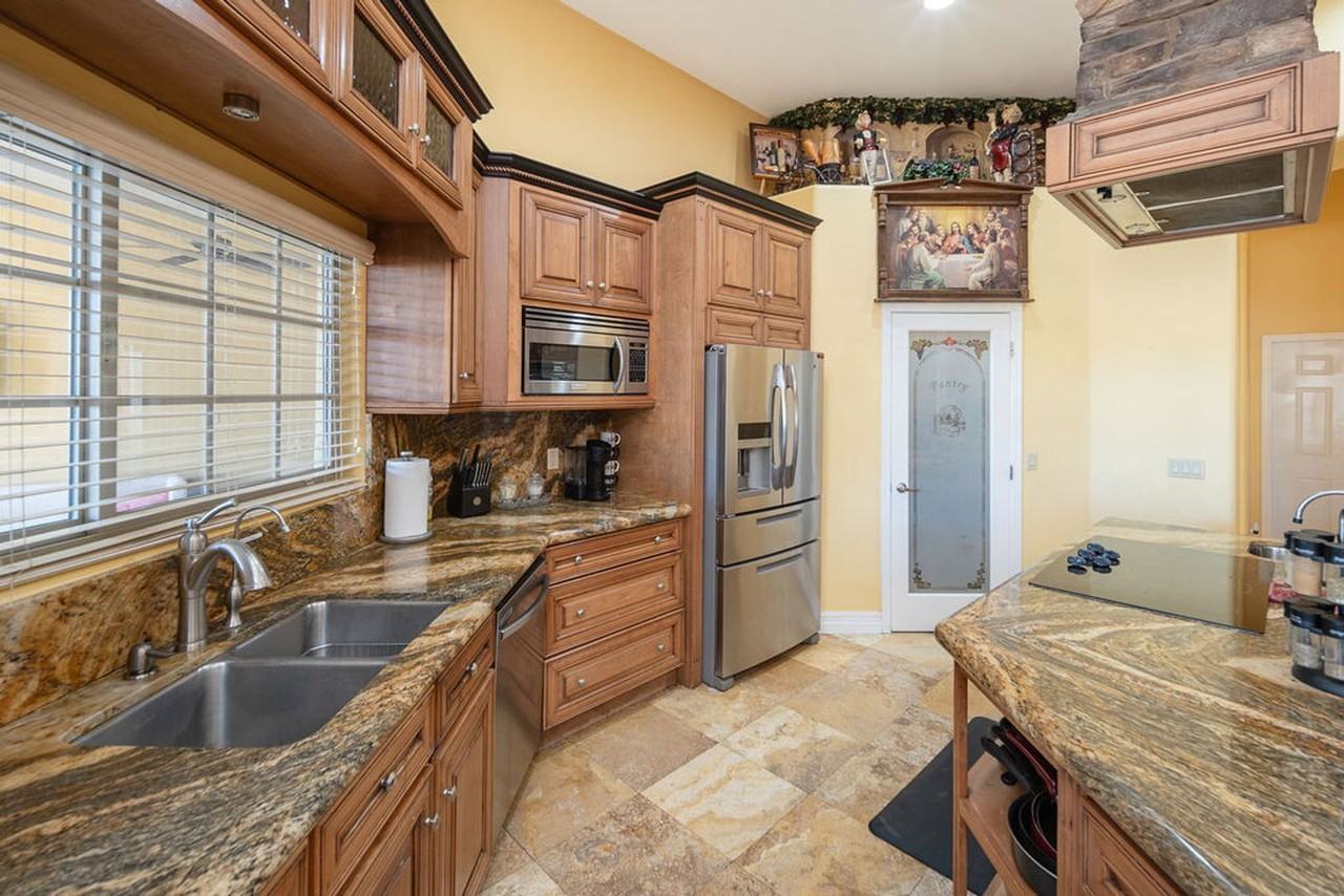 10205 N 176th Ave - Photo 5 of 50