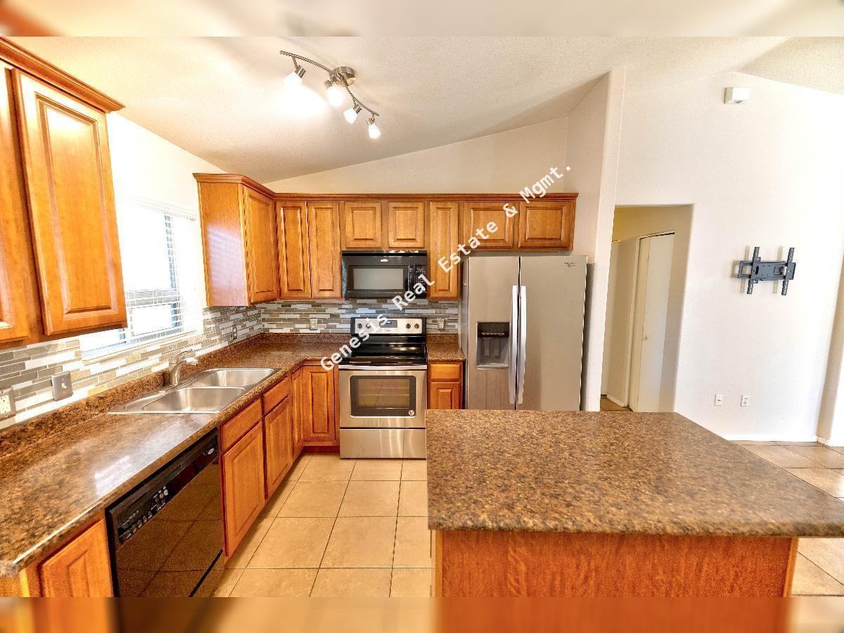 8433 S Gupta Dr - Photo 4 of 43