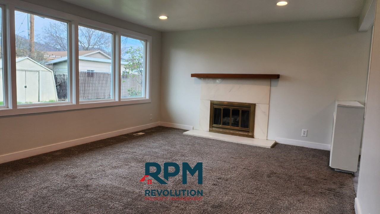261 S 300 W - Photo 2 of 14