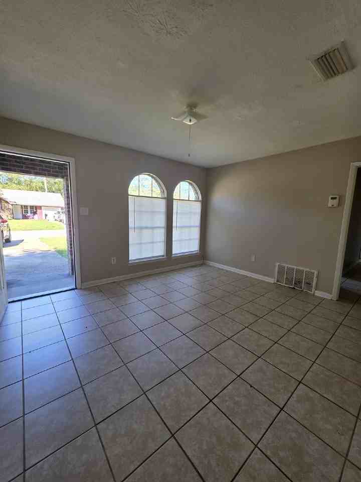 1521 Kingfisher Dr - Photo 2 of 10