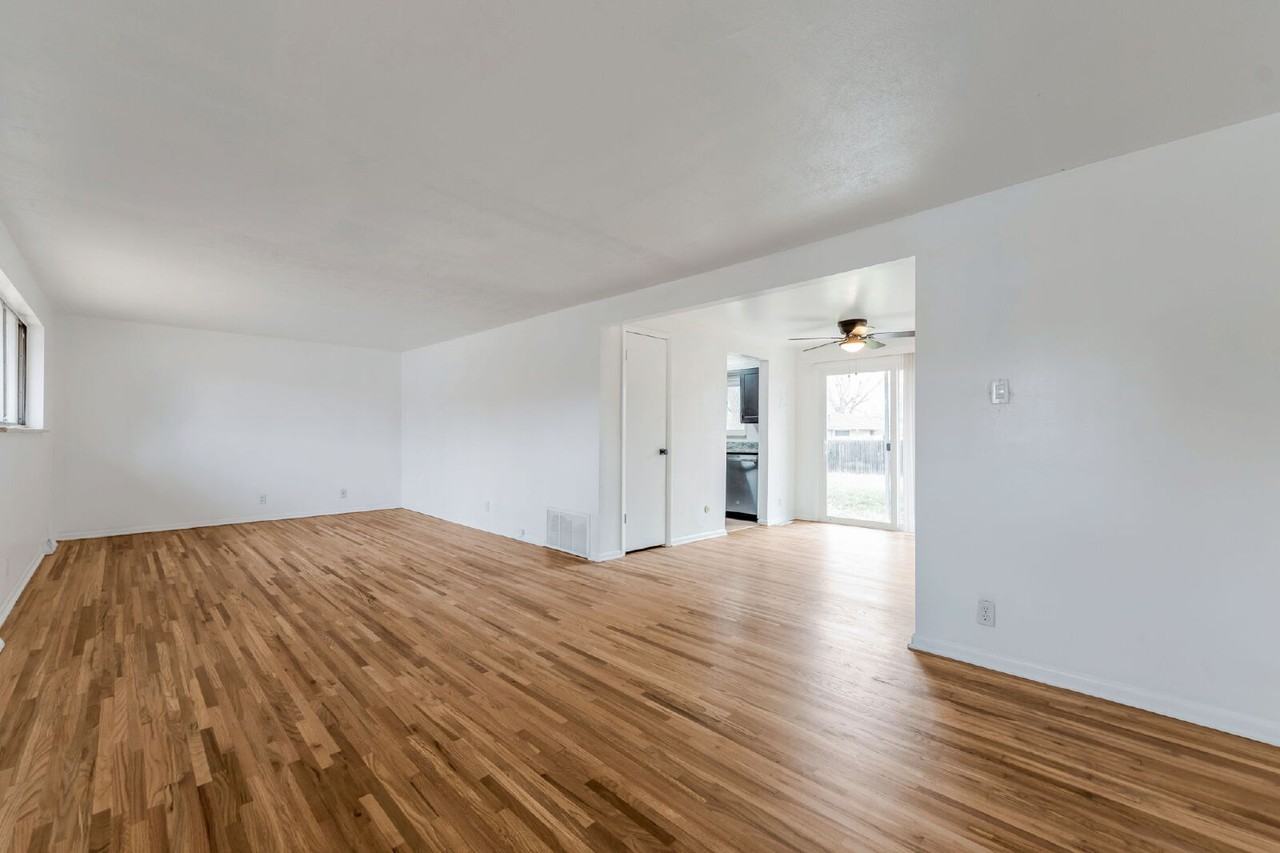 6113 Holland St - Photo 3 of 15